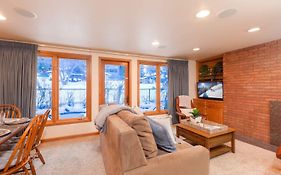 Comfort & Location - 2 Bedroom 2Ba - Steps To Town